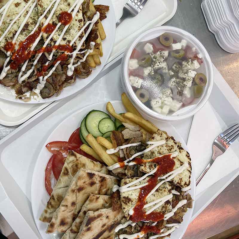 Görög saláta és Halloumi sajtos mix tál az Apollonia Greek Gyros étteremben