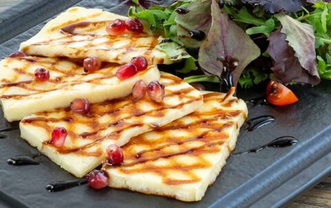 Halloumi sajt grillezve friss salátával