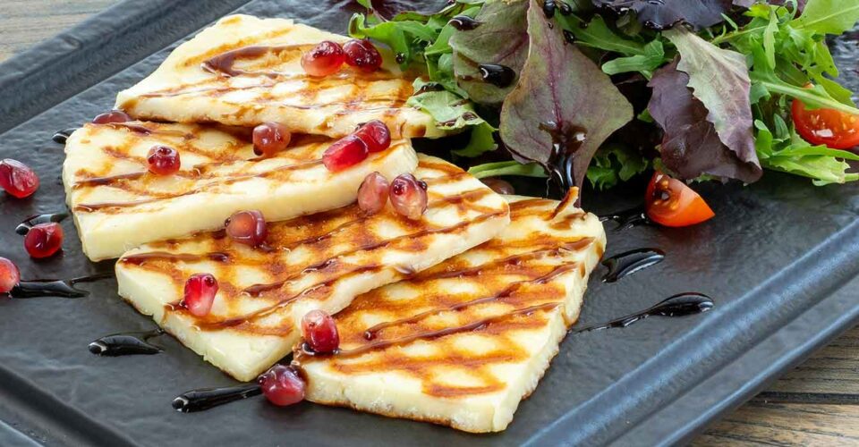 Halloumi sajt grillezve friss salátával