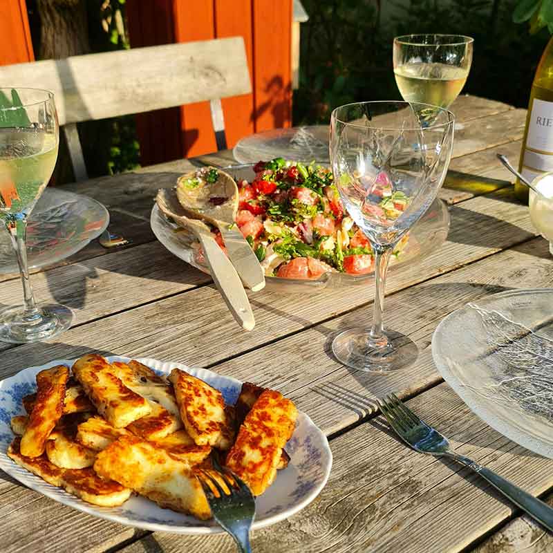 Halloumi sajt grillezve salátával kerti partin