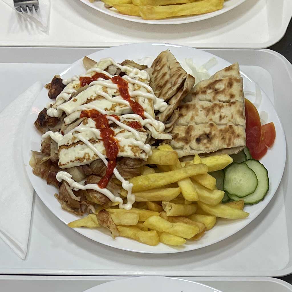 Mix tál csirkehússal és halloumi sajttal az Apollonia Greek Gyros gürüg étteremben